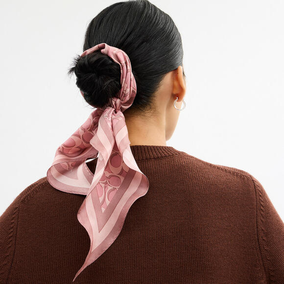 Coach 🆕 Signature Silk Diamond Scarf dusty pink - Picture 2 of 3